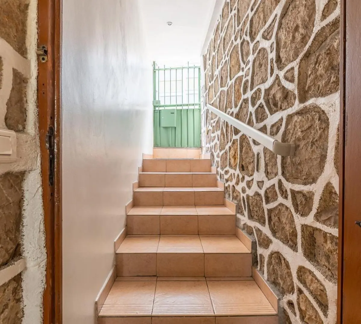 Maison De Ville Familiale, 5 Chambres, Terrasse, A 20 Minutes Du Centre Ville Nice 0*,  France