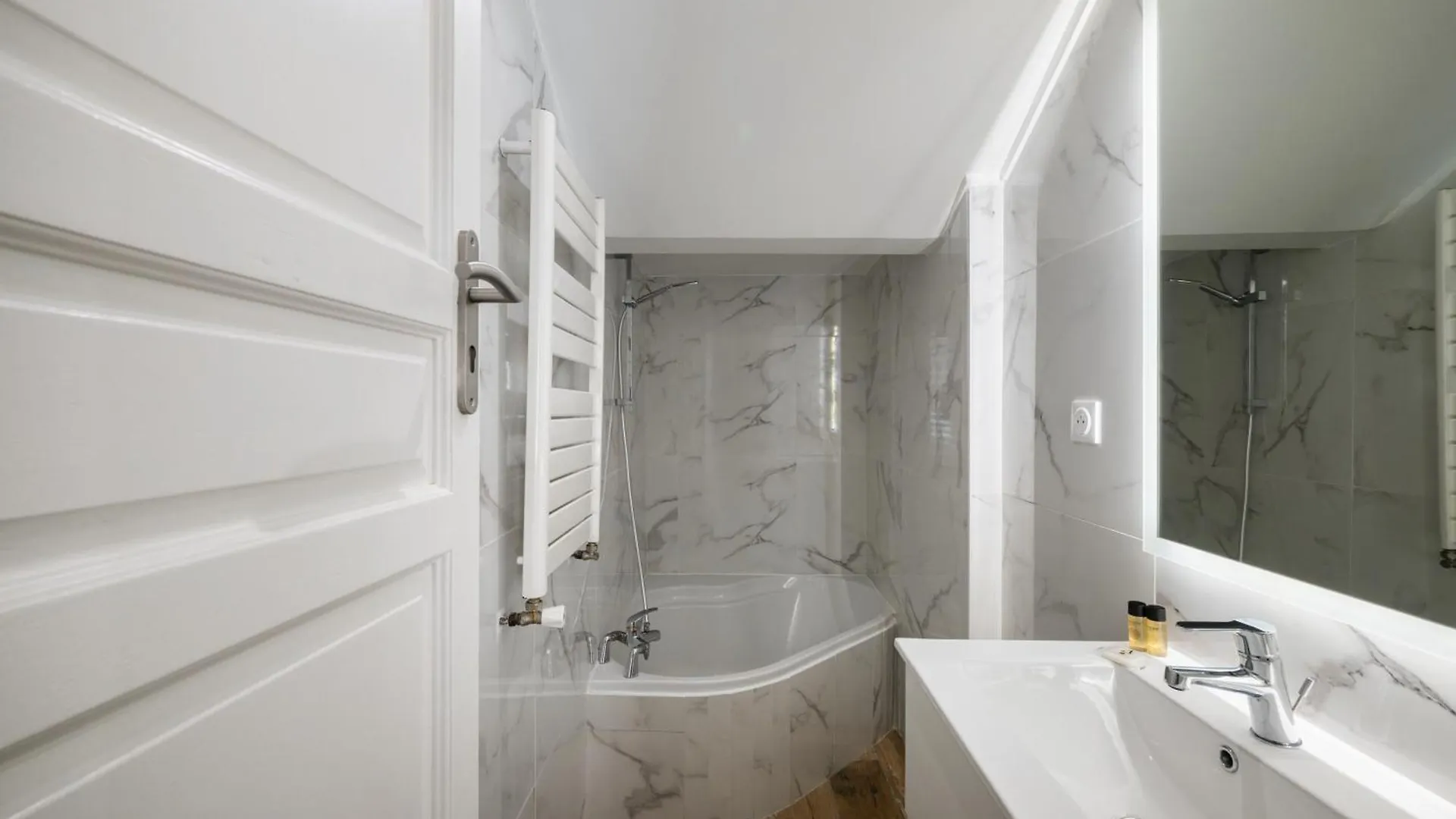 Maison De Ville Familiale, 5 Chambres, Terrasse, A 20 Minutes Du Centre Ville Nice