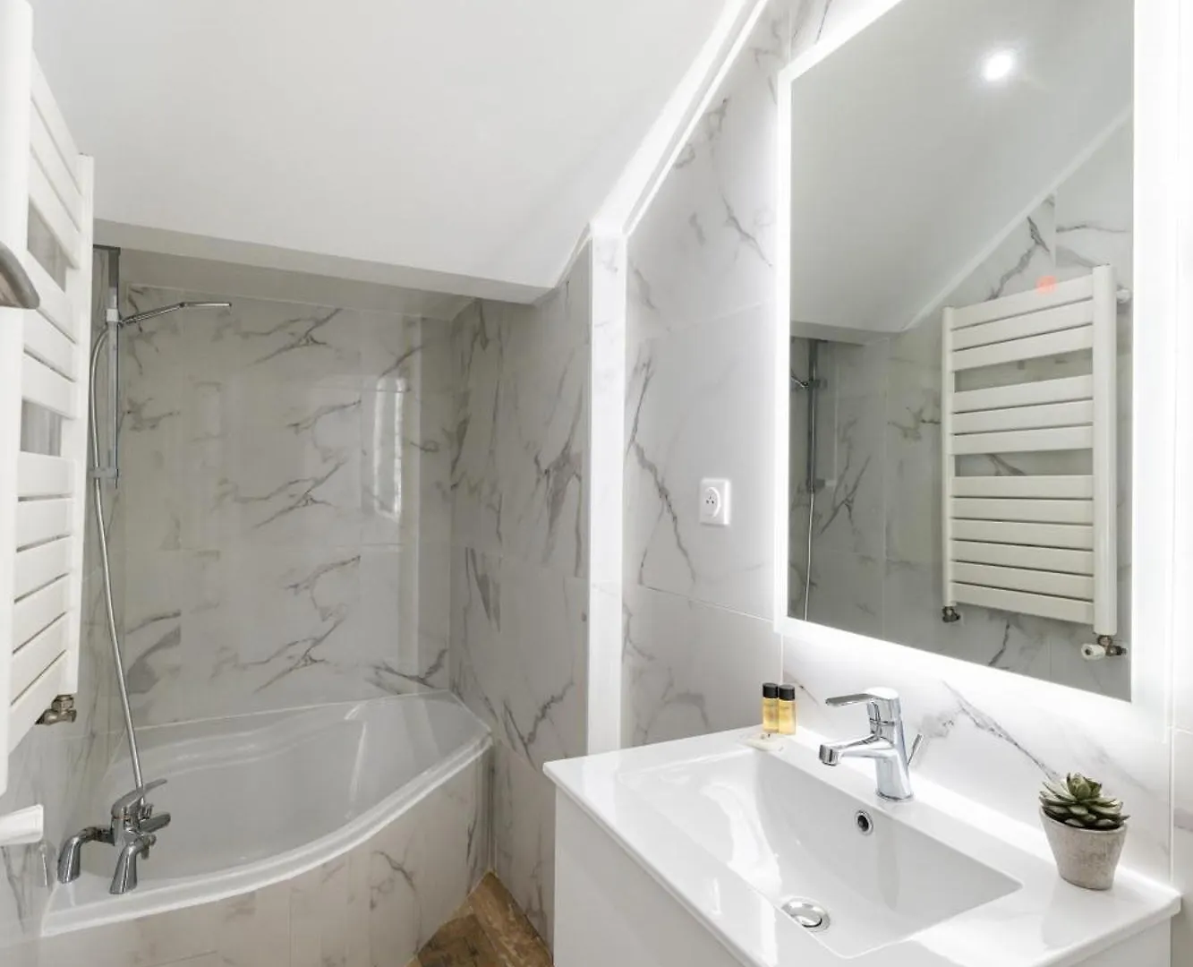 Maison De Ville Familiale, 5 Chambres, Terrasse, A 20 Minutes Du Centre Ville Nice