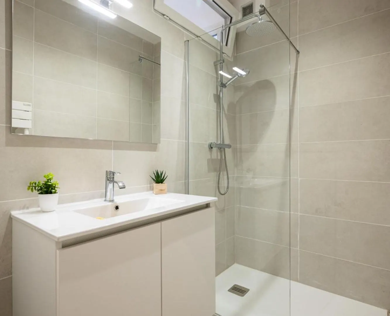 Maison De Ville Familiale, 5 Chambres, Terrasse, A 20 Minutes Du Centre Ville Nice France