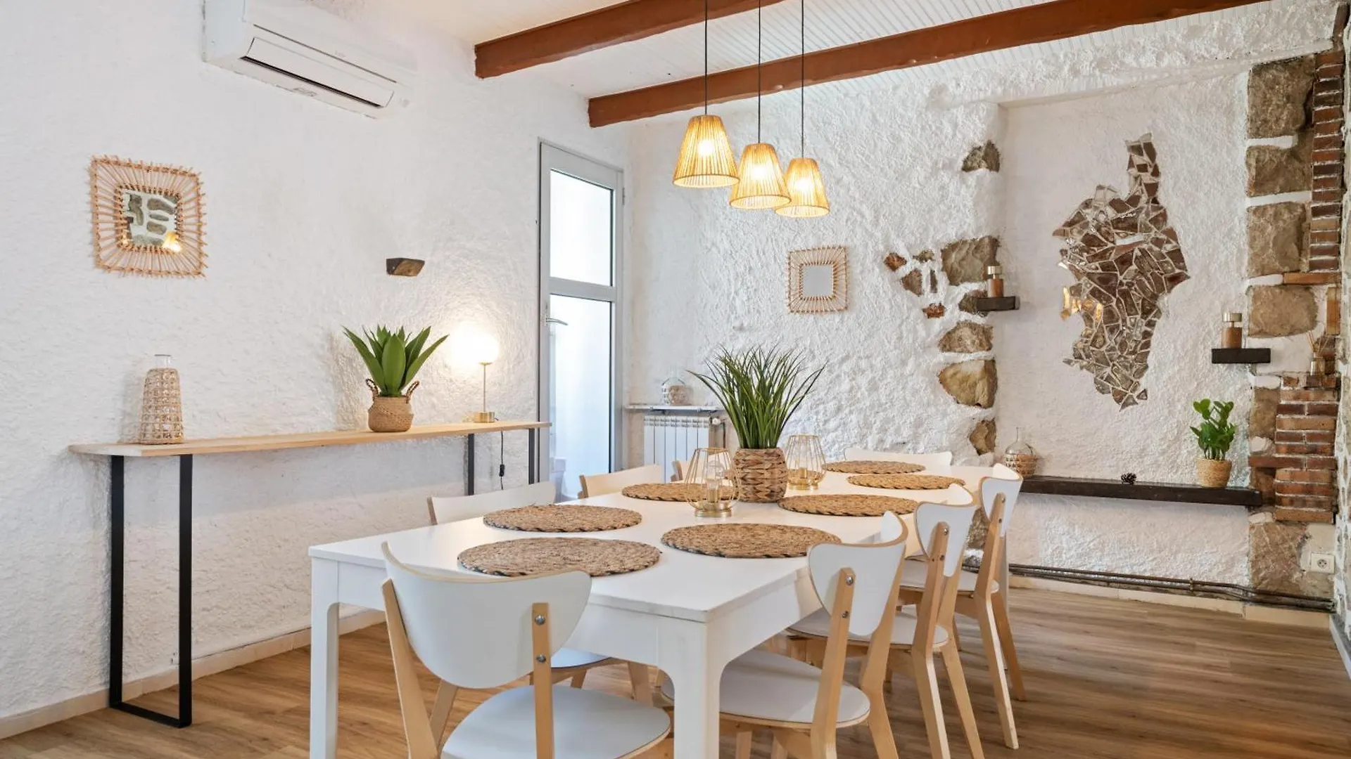 Holiday home Maison De Ville Familiale, 5 Chambres, Terrasse, A 20 Minutes Du Centre Ville Nice
