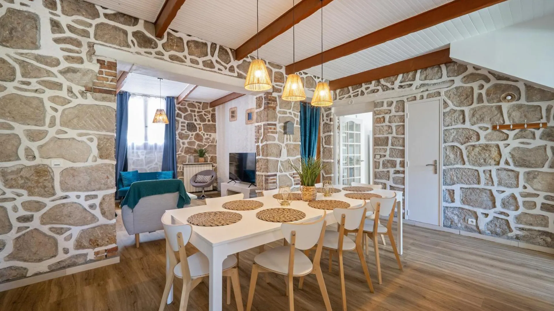Holiday home Maison De Ville Familiale, 5 Chambres, Terrasse, A 20 Minutes Du Centre Ville Nice